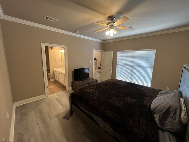 Building Photo - Newly updated! 3 bd, 2 bath condo in Zachary's Cottages at Blue Herron