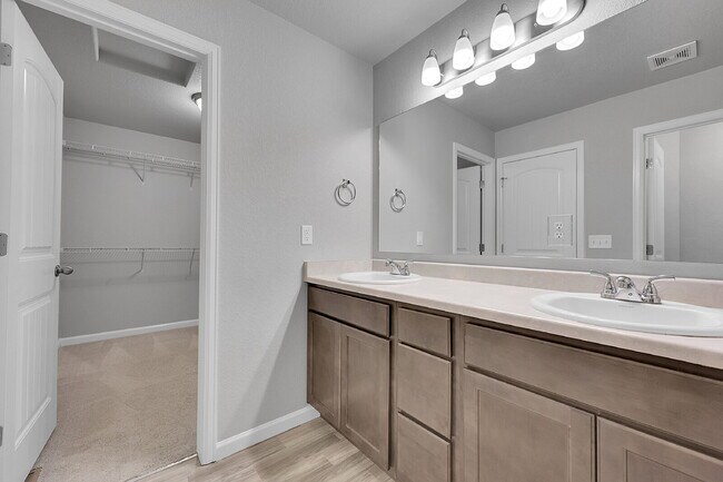 Building Photo - $2,150 - 3 Bed, 2.5 Bath Updated Townhome ...