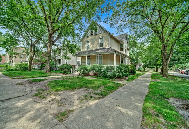 Building Photo - 2137 Maple Ave