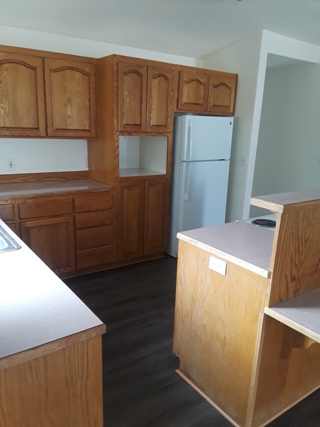 Building Photo - Adorable duplex in Prineville - all new in...