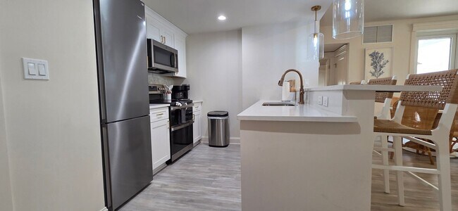 Building Photo - Recently remodeled condo near Baytown Wharf.