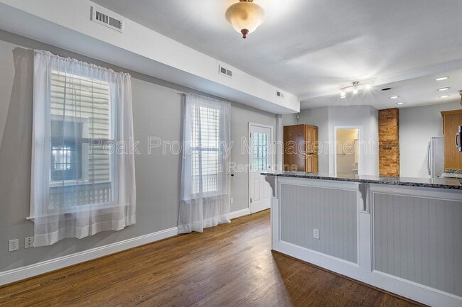 Building Photo - 2122 E Marshall St