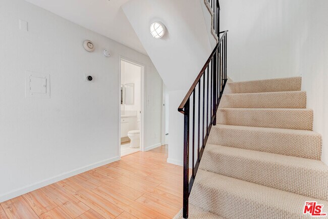 Building Photo - 832 Palm Ave