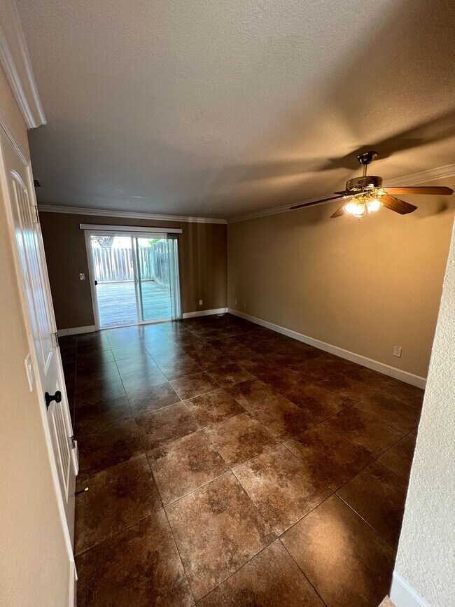 Building Photo - 2 Bedroom / 1 Bathroom Townhome in Bay Point