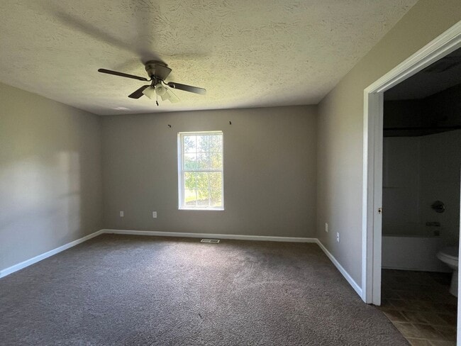 Building Photo - 3 bedroom 2 bath single family home