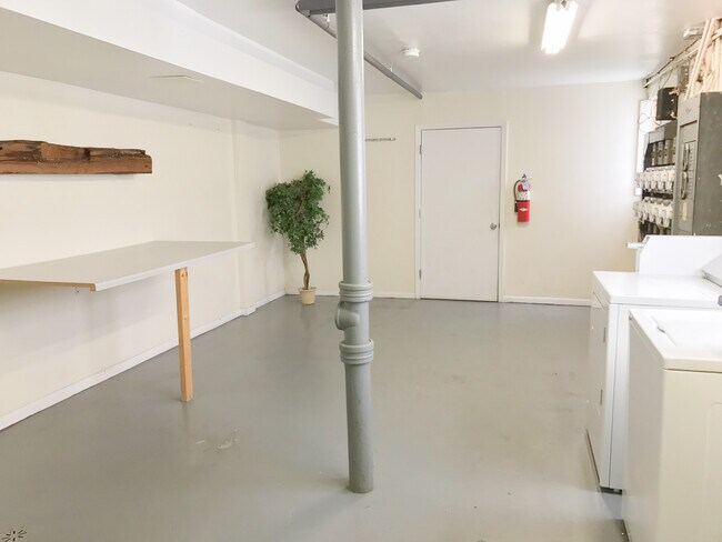 Building Photo - Spacious 1 Bedroom near St. Francis Hospital!