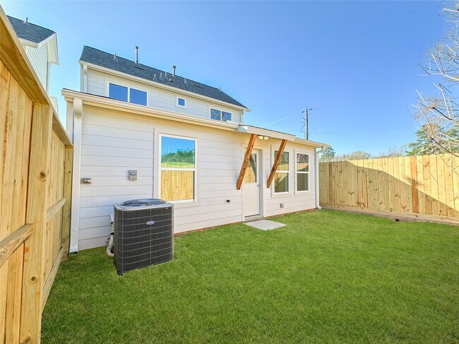 Building Photo - 824 Waxahachie St