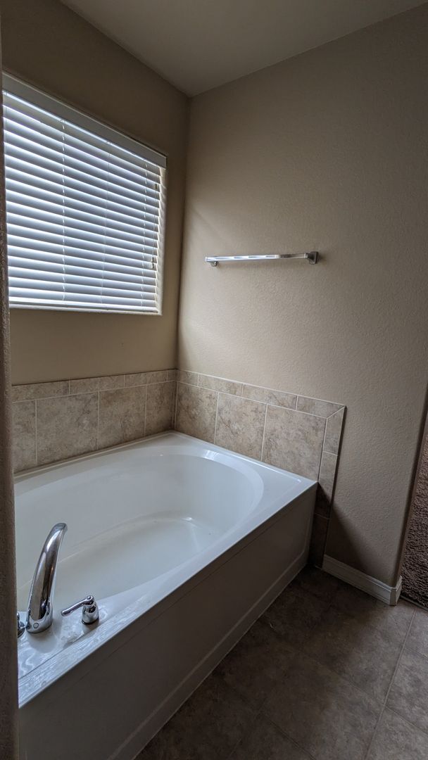 Building Photo - LARGE TWO STORY 3 BED/2.5 BATH W/3 CAR GAR...
