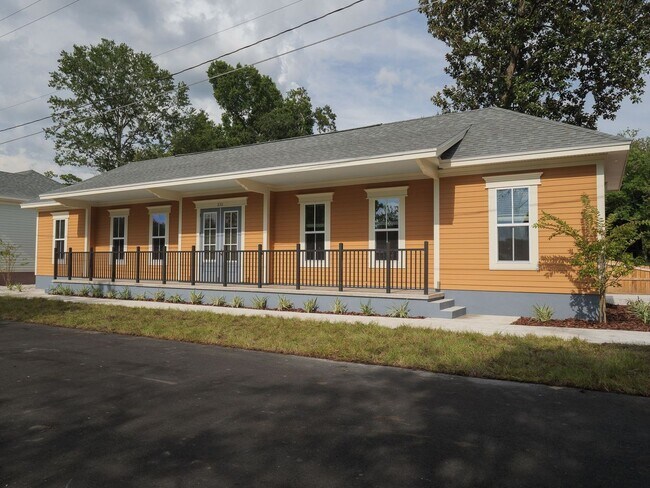 Building Photo - Thelma Lane - Luxury 3 Bedroom, 3 Bathroom House