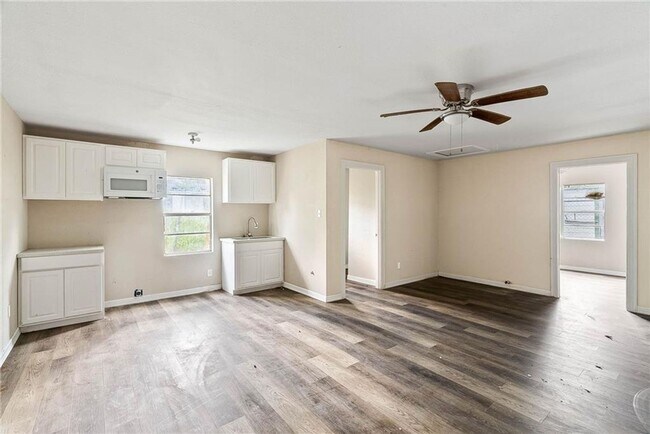 Building Photo - TWO BEDROOM ONE BATH UP FRONT WITH BACK APARTMENT