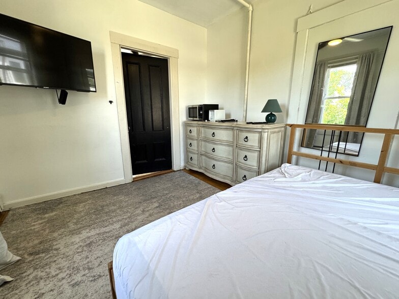 Building Photo - 184 Ash St