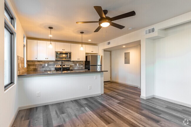 1BR, 1BA - Kitchen - Nuvo Newport