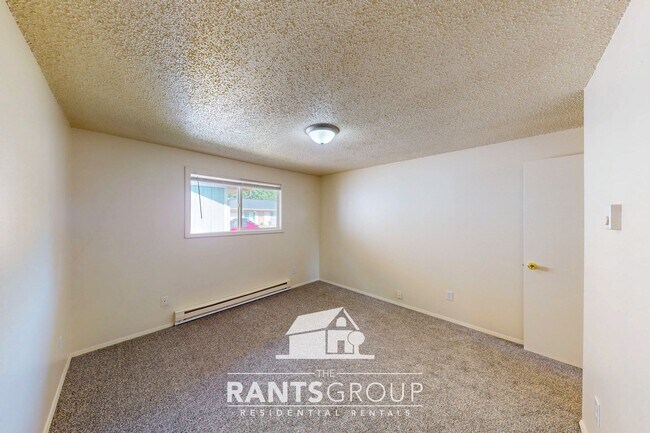 Building Photo - Spacious 2-Bedroom Duplex Unit with a Gara...