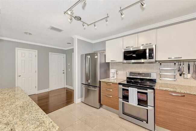 Building Photo - 1894 Loma Linda St