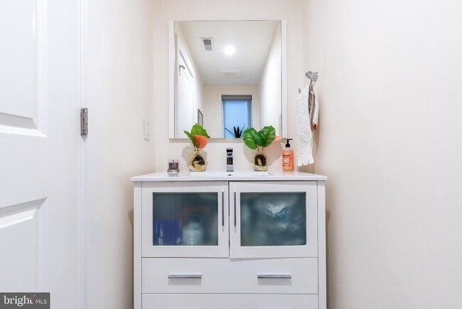 Building Photo - 1647 E Eyre St