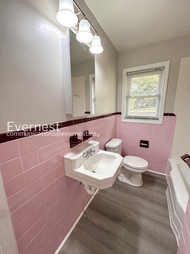 Building Photo - 112 Tabor St