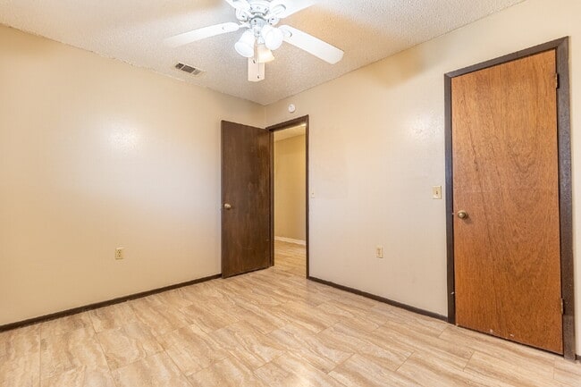 Building Photo - 2943 Keslake St