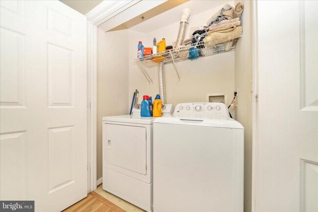 Building Photo - 6520 Lake Park Dr