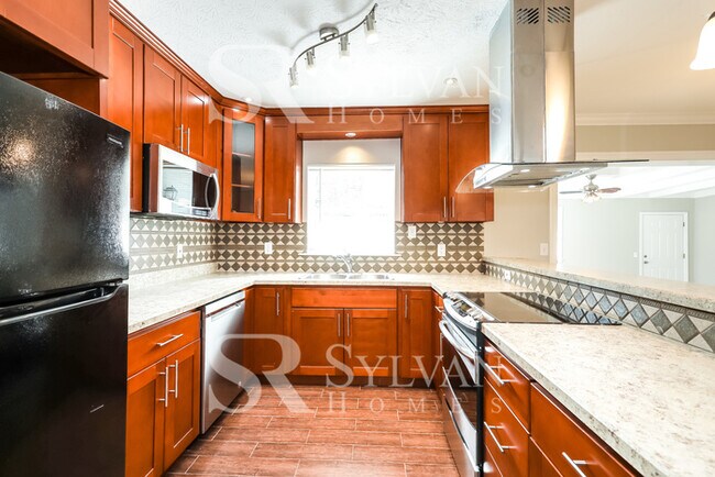 Building Photo - Feel right at home in this charming 3 bedroom, 2 bathroom home