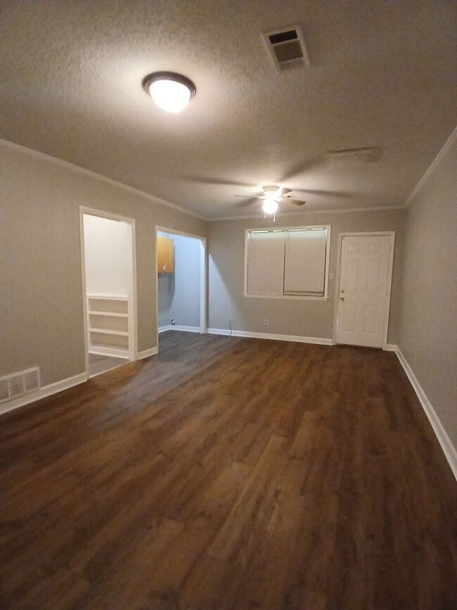 Building Photo - Spacious 3 Bedroom 2 Bath