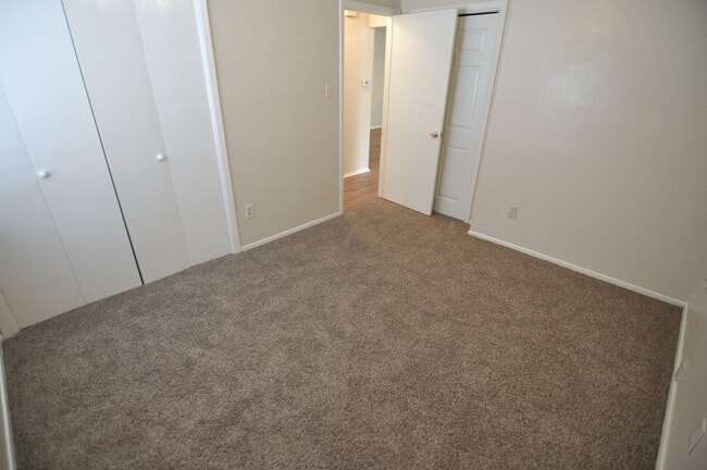 Building Photo - Amazing unit, perfect location!