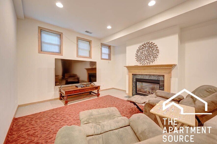 Building Photo - 3117 N Damen Ave