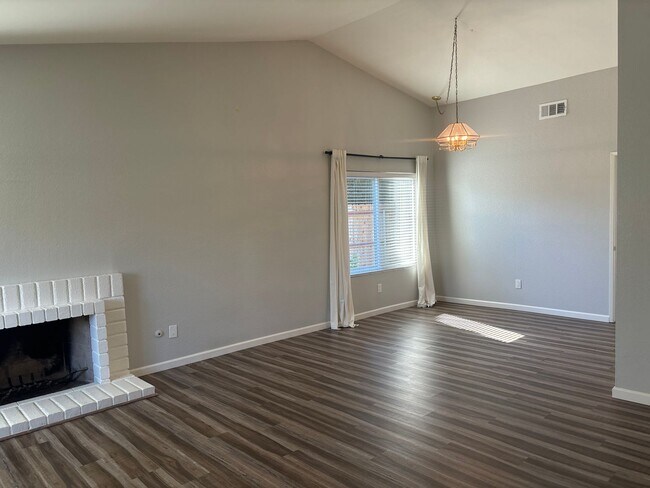 Building Photo - Nice 4 bedroom, 2 bath home