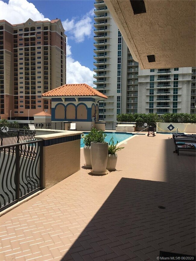 Building Photo - 100 S Birch Rd