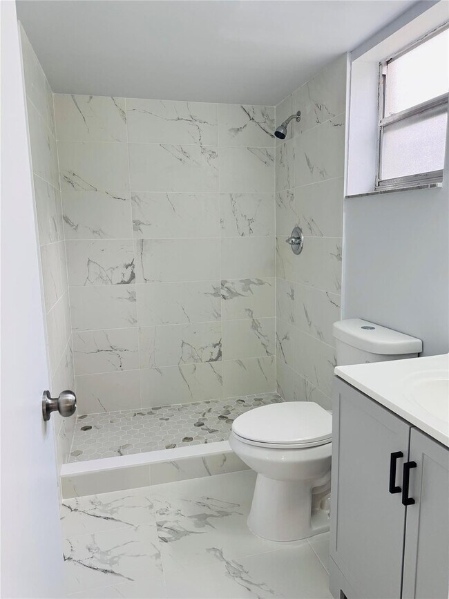 Building Photo - 313 Gardens Dr