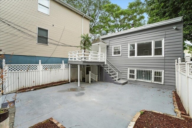 Building Photo - 283 Griffith St