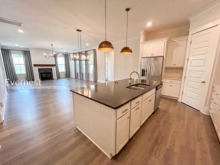 Building Photo - 640 Henry Ln