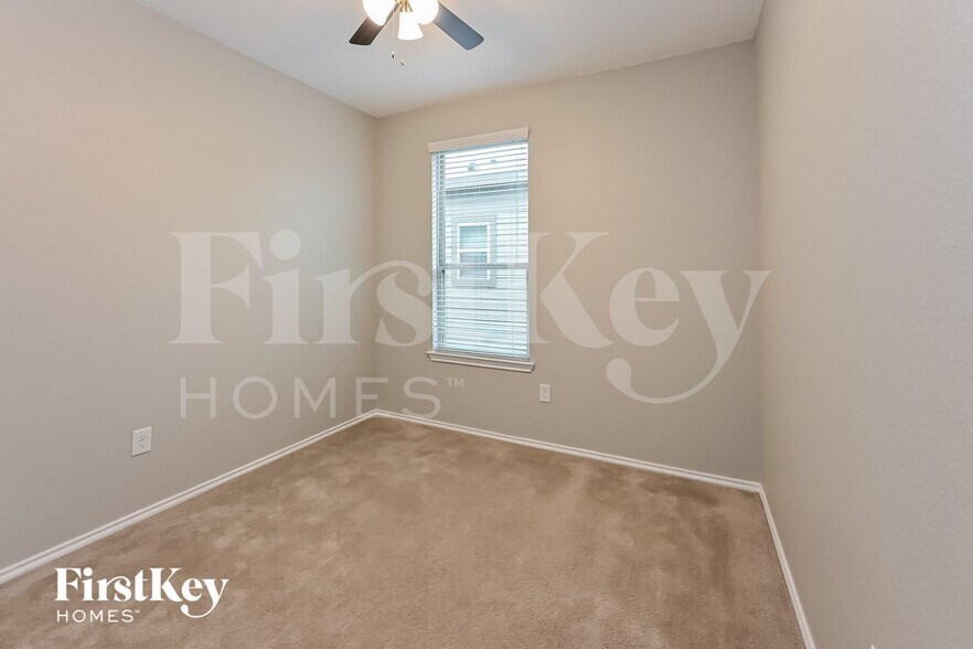Building Photo - 14711 Myrtle Point Dr