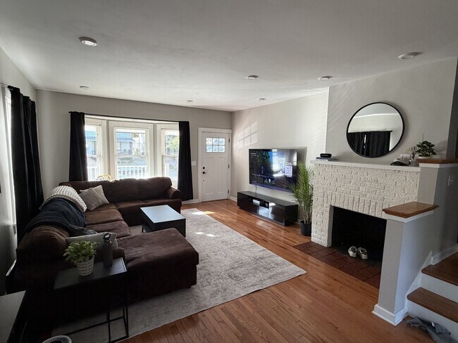 Building Photo - 1305 W 106th St