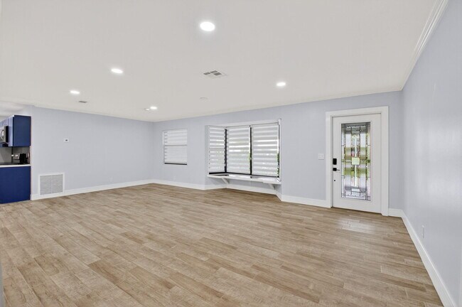 Building Photo - 725 Heron Dr
