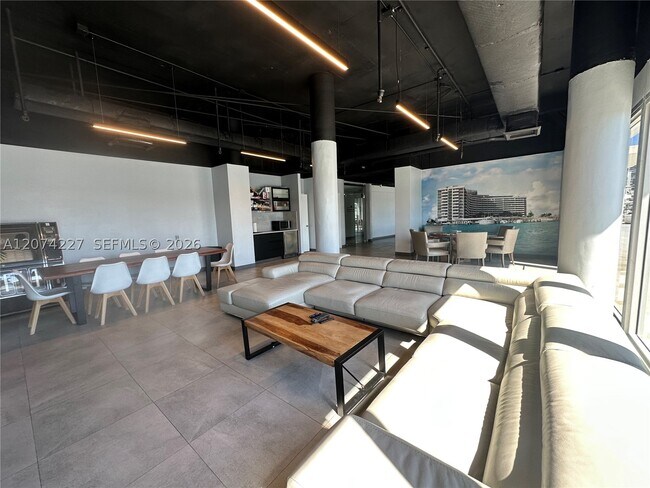 Building Photo - 900 Bay Dr E