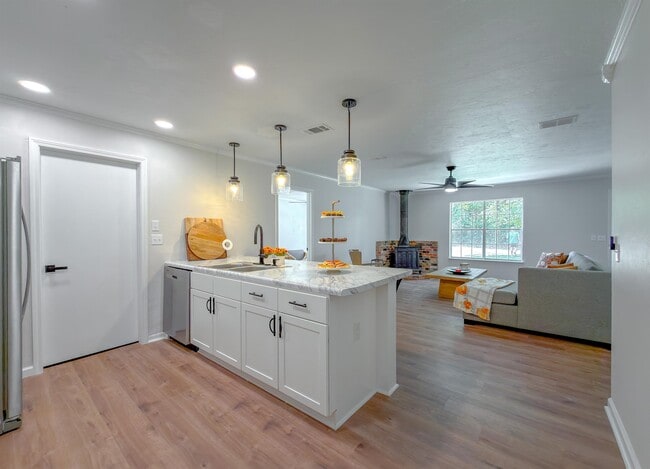 Building Photo - 703 3rd St NE