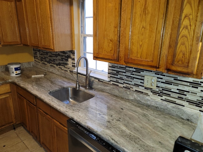 Building Photo - 323 E Jersey St