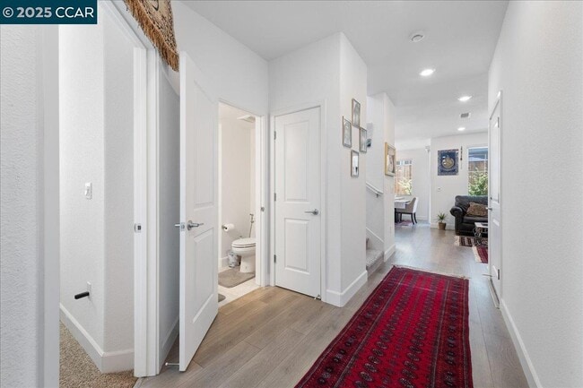 Building Photo - 300 Hideaway Ln