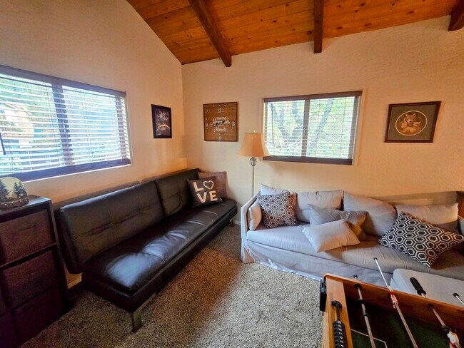 Building Photo - Modern 2 Bedroom 2 Bath Home with Fenced Yard