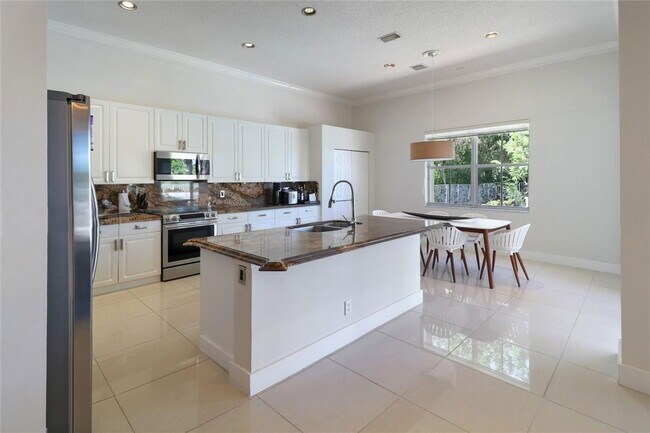 Building Photo - 1600 Blue Jay Cir