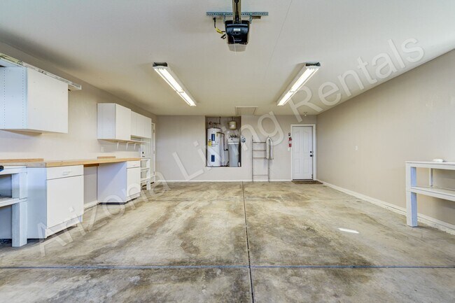 Building Photo - SOUTHSIDE HOME WITH LARGE FENCED BACKYARD