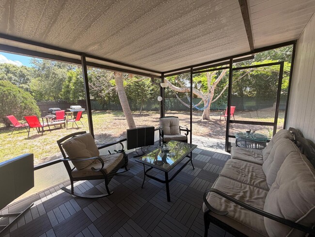 Building Photo - 1902 SW Aladdin St