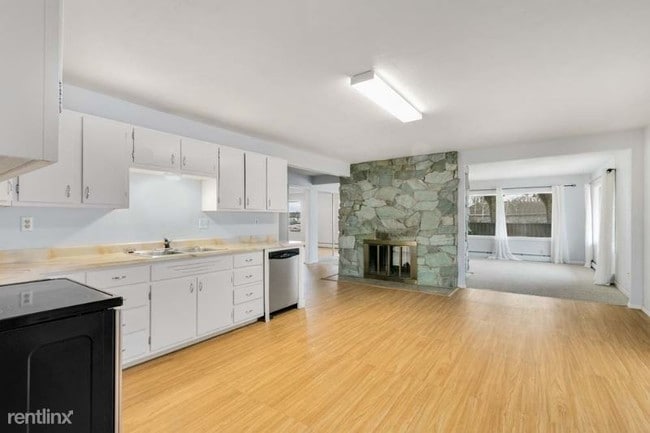 Building Photo - 4 br, 3 bath House - 4201 Main Street