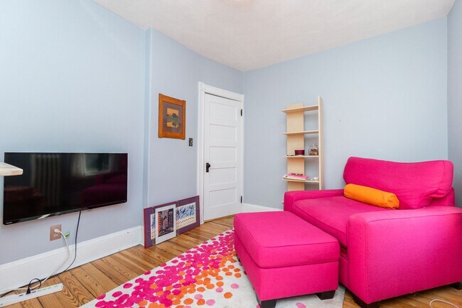 Building Photo - Beautiful Light Filled 2 Bedroom Between H...