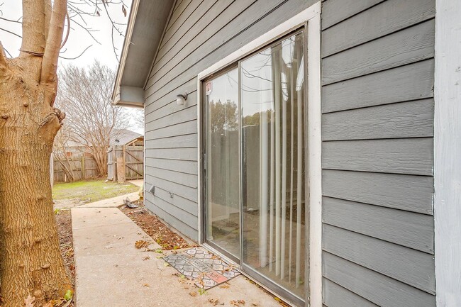 Building Photo - One Side of Very Nice Duplex S Arlington- ...