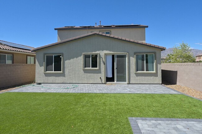 Building Photo - NW!! Solar!!  Gated!!  Bed and bath downst...