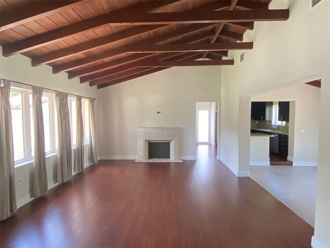 Building Photo - 300 NE 17th Ave