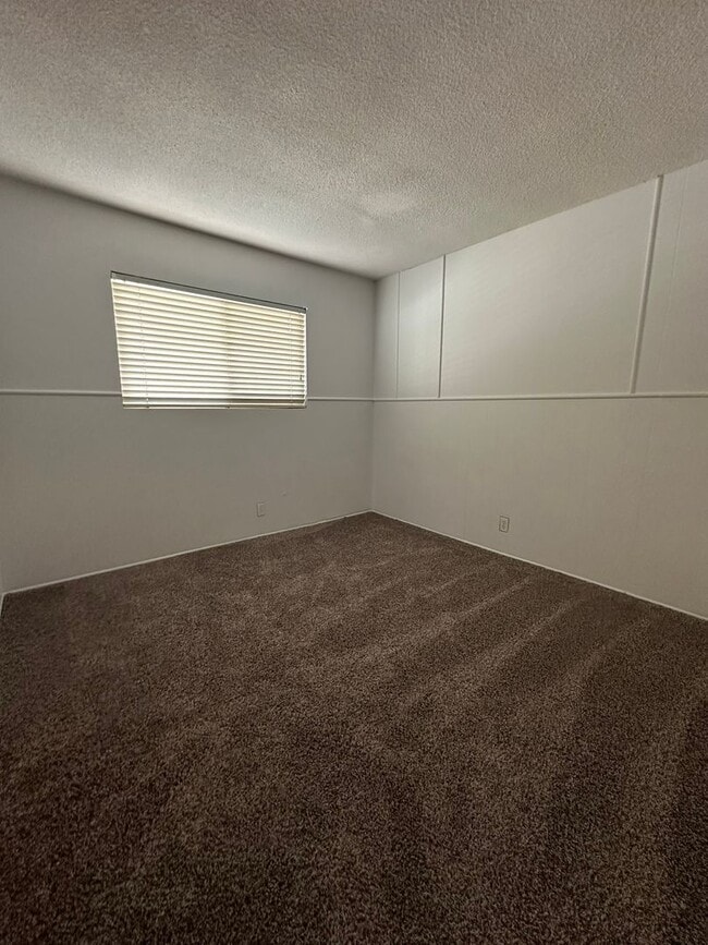 Building Photo - 4 BD/ 2 BA House - Sunnymead Blvd.