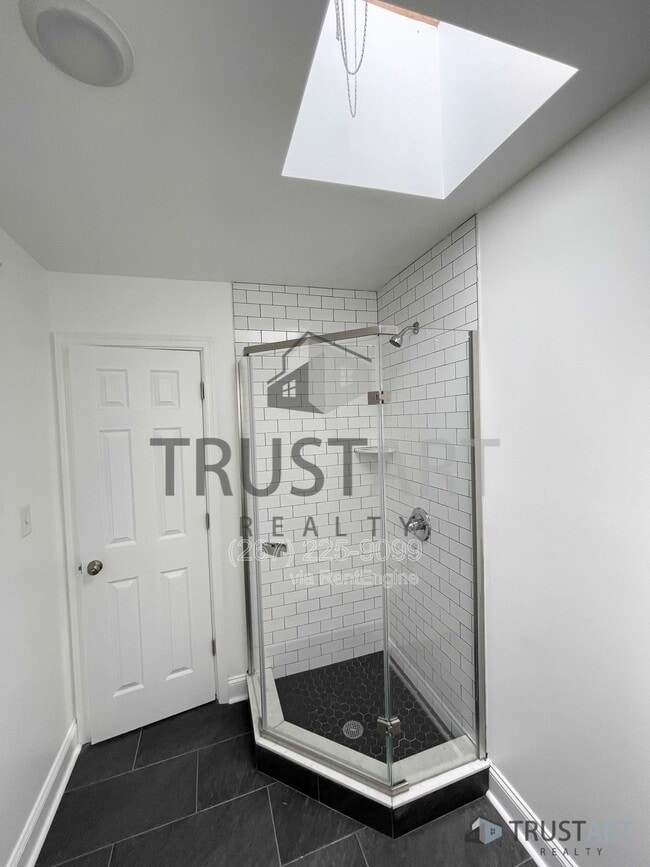 Building Photo - 4732 Longshore Ave