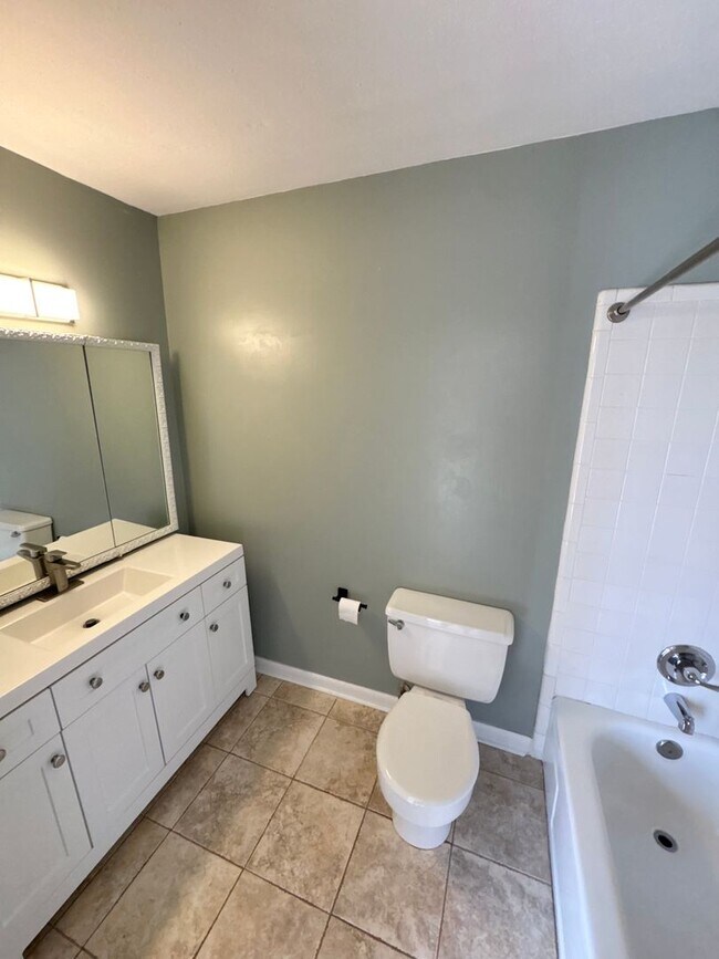 Building Photo - Town Home